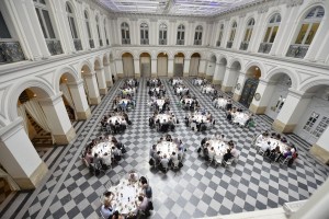 Déjeuner à table pour le groupe E.Leclerc (250 personnes) sous le dôme du Palais de la Bourse à Bordeaux. Lieu magnifique.